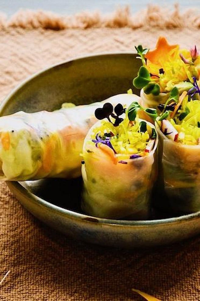 Gefuellte Sommerrollen mit Dip