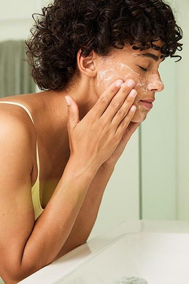 Vrouw wast haar gezicht