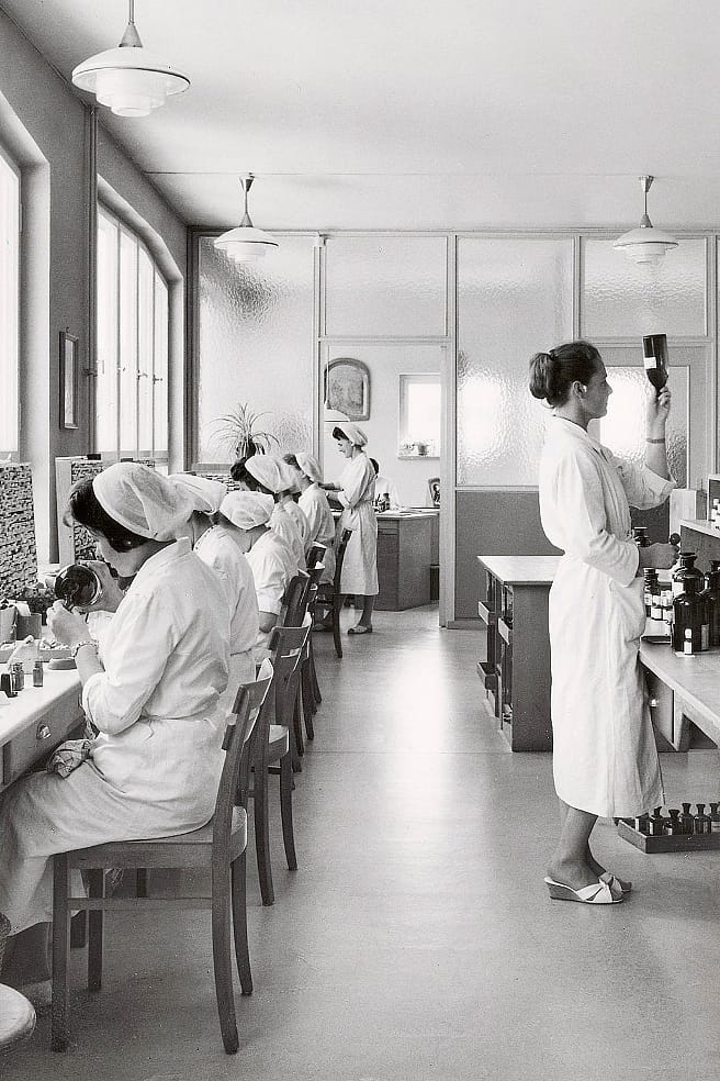 Labor aus alten Zeiten mit Frauen die arbeiten