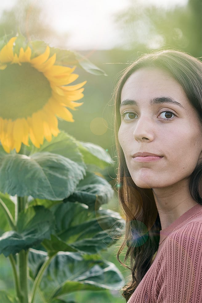 Frau in einem Sonnenblumenfeld an einem sonnigen Tag