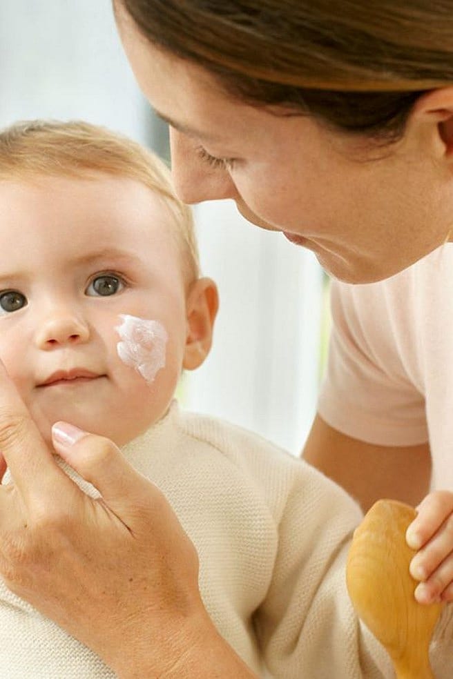 Moeder verzorgt baby