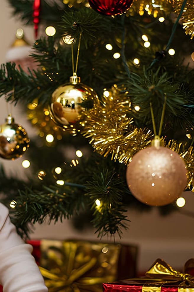 Baby unter dem Weihnachtsbaum