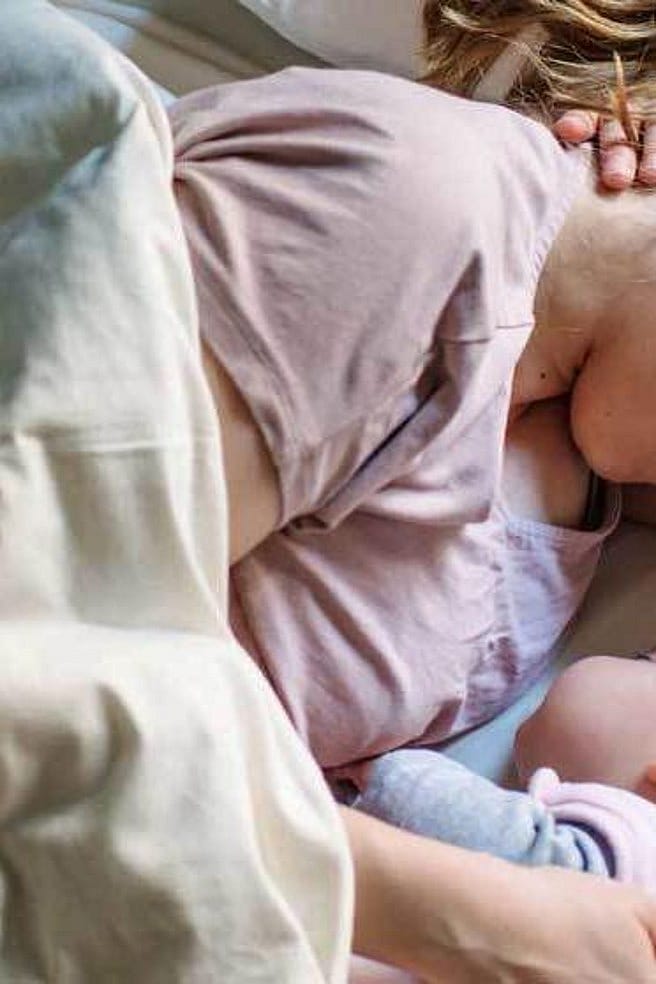 Mutter und Baby schlafen