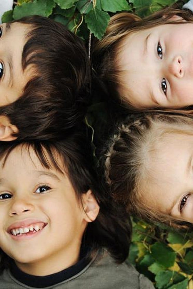 vier unterschiedliche Kinder