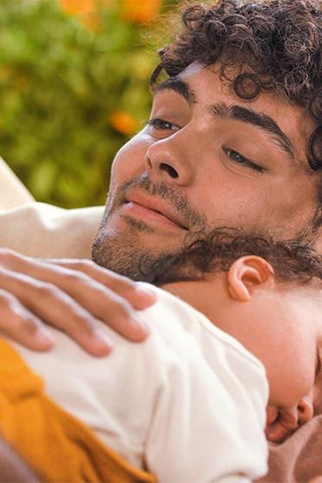 Moeder met baby die slaapt