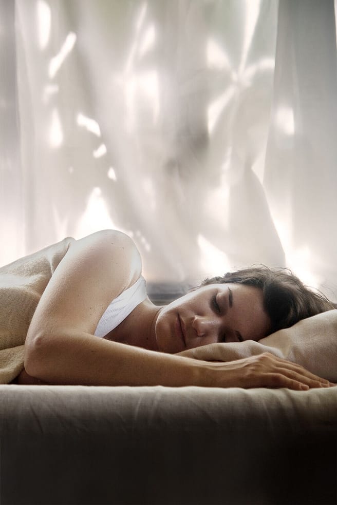 Frau schläft friedlich