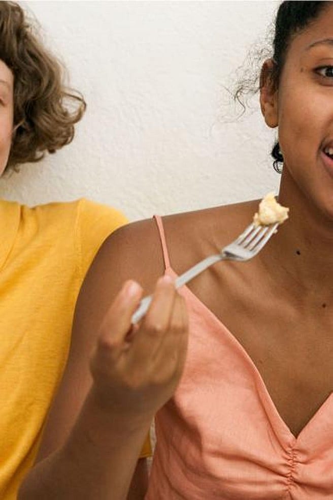 Zwei Frauen beim Essen