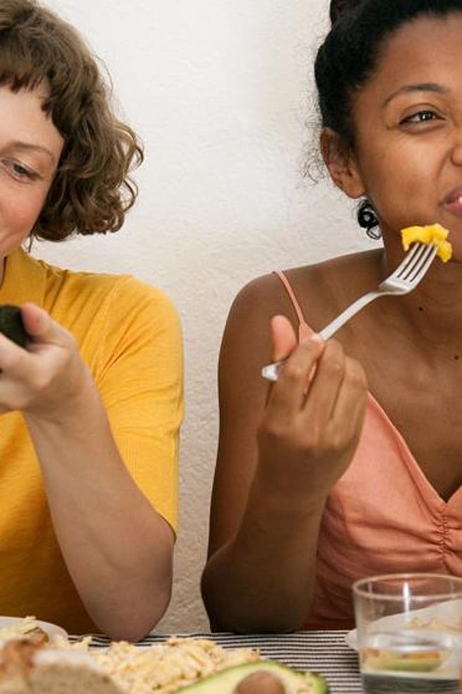 Zwei Frau beim gesunden Essen