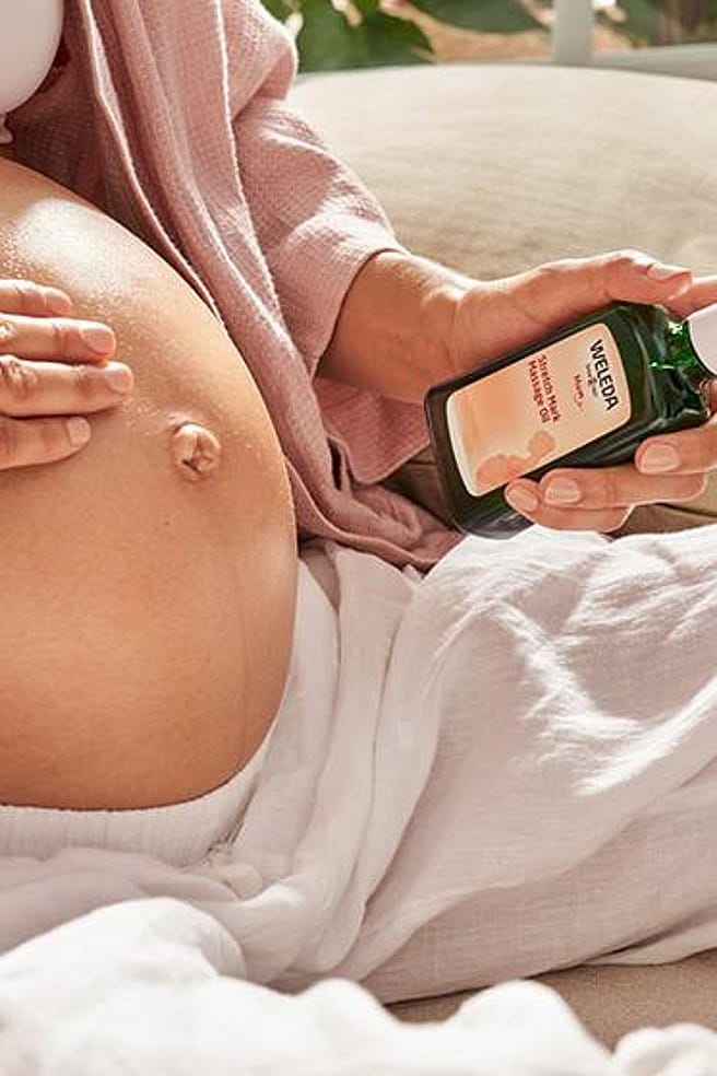 Frau massiert Bauch