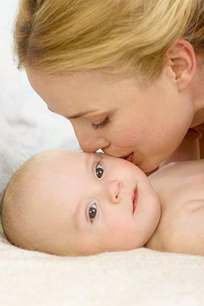 Mutter küsst ihr Baby