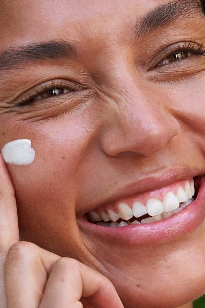 Femme appliquant de la crème