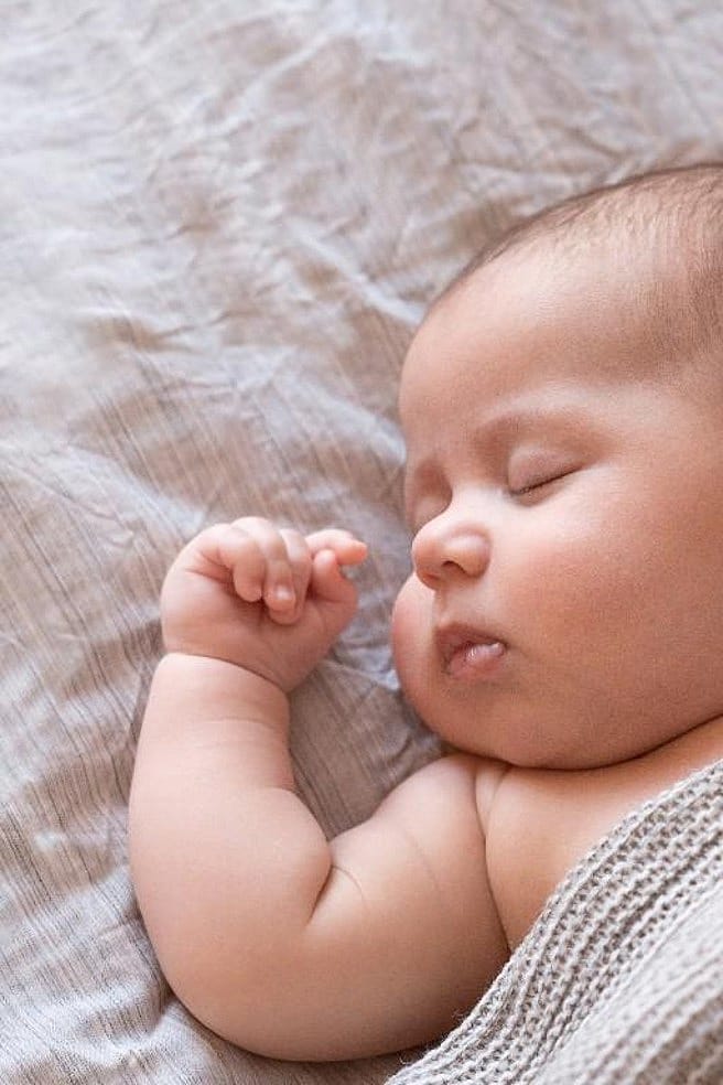 Baby ligt op een kleedje