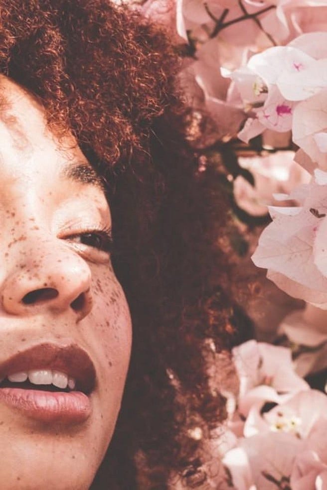 Vrouw met amandelbloesem