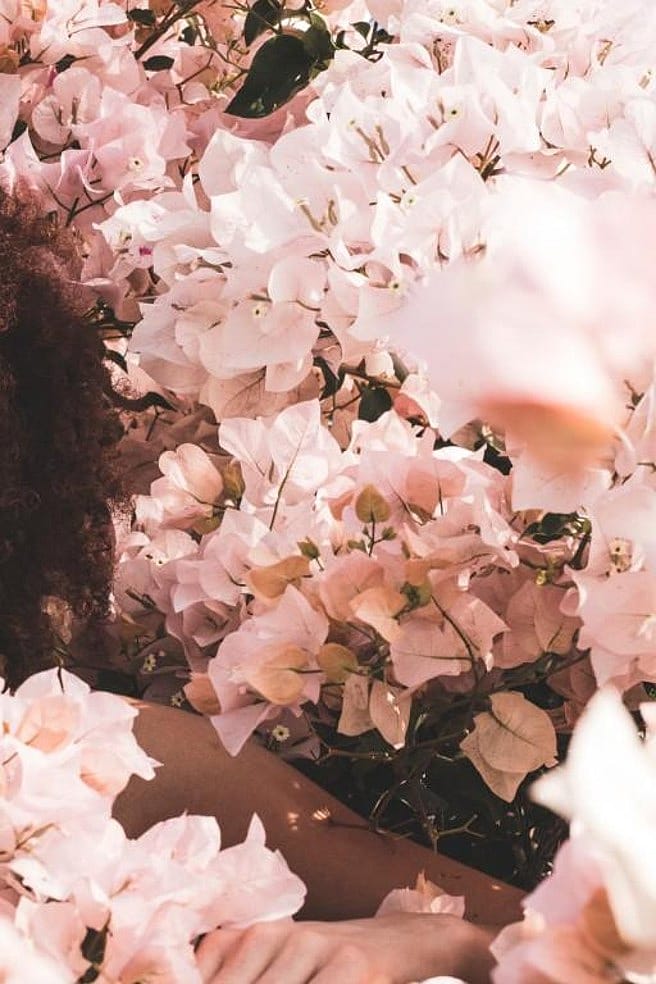 Vrouw tussen de bloemen