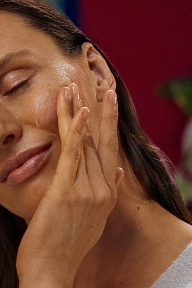 Femme avec la main sur le visage