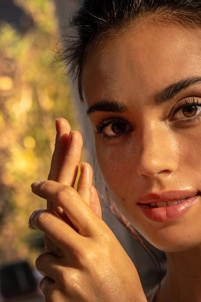 Vrouw met de handen tegen het gezicht