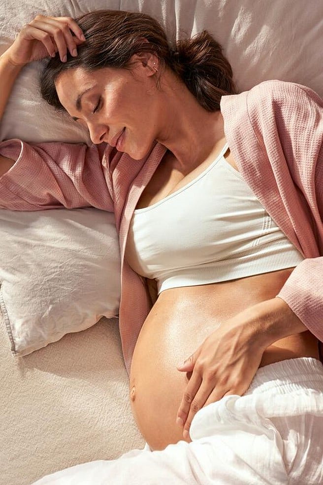 Femme enceinte allongée