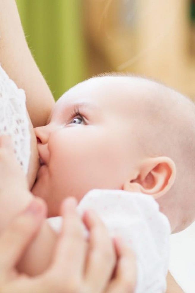 Le bébé est allaité