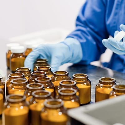 Filling glass bottles
