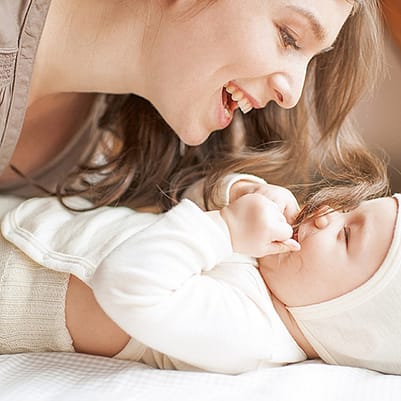 madre con bebé sonriendo