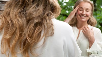 Kvinna rengör huden