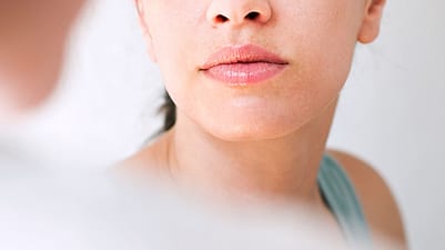 rostros de mujer mirandose al espejo