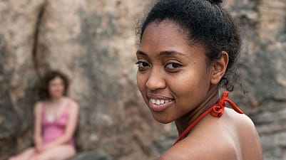 2 Frauen in Badekleider auf einem Felsen