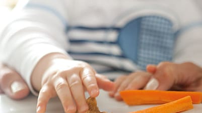 comer con las manos bebé
