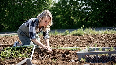 Frau bei der Gartenarbeit