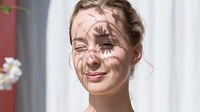 Girl lookign at the sun.