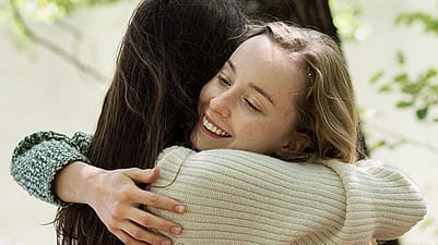 dos mujeres abrazandose