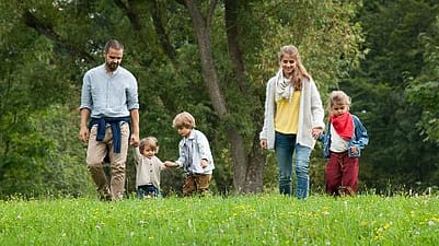 Parents et enfant dans un jardin