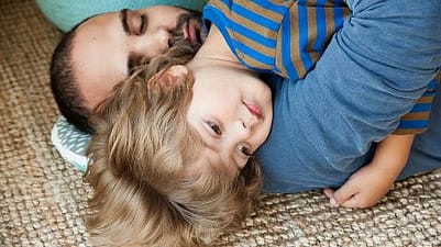 père qui console son enfant