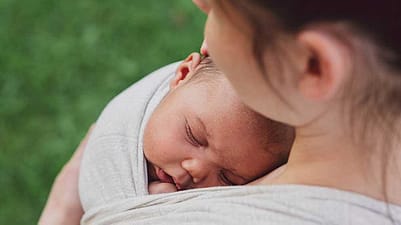 madre con su bebe en brazos dormido en su pecho