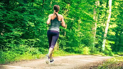 Frau joggt durch den Wald