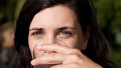 Kvinna dricker vatten