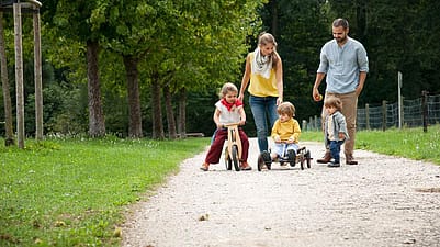 famille sur un chemin