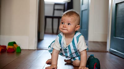 bebe gateando en el suelo