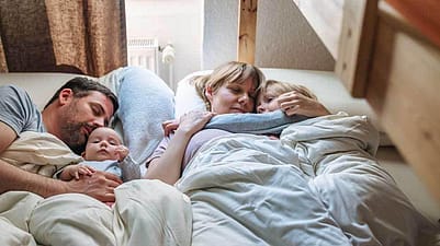 famille dans un lit