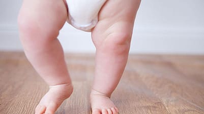piernas de un bebe que acaba de aprender a andar