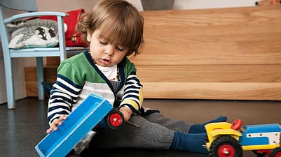 enfant qui joue avec un tracteur