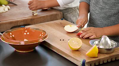 mesa de cocina donde se está preparando comida