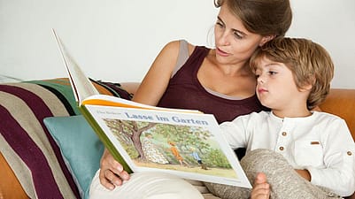 madre e hijo leyendo un libro