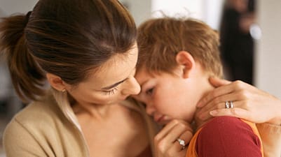 madre consolando a su hijo