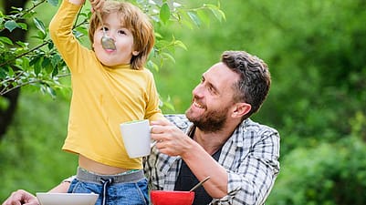 parent et enfant dans la nature