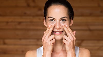 donna che massaggia il contorno occhi