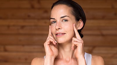 donna che massaggia la mandibola