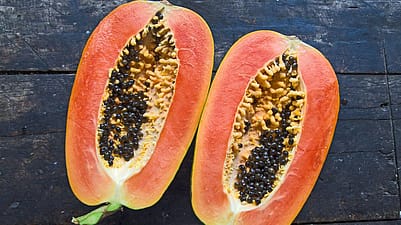 aufgeschnittene papaya für gesichtsmaske