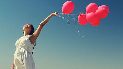 Frau mit Luftballons