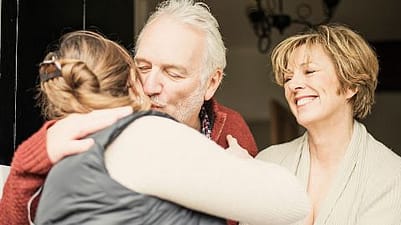 familia abrazandose feliz